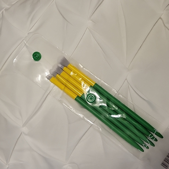 Lavish Make up Brushes - Picture 1 of 2